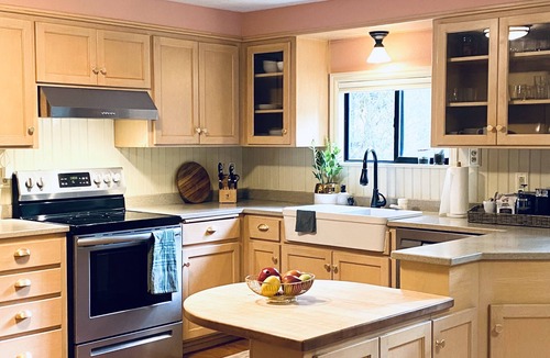 Marmot Cabin | Mid century riverfront cabin. Hot tub, Pet friendly, Riverview