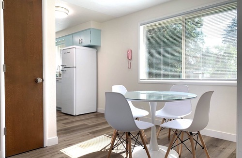 Bethel-Danebo House | Mid Mod Home - 13 Min to Autzen - 6 Min to Airport