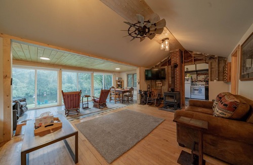 Glidden Cabin | Middle of nowhere river retreat!