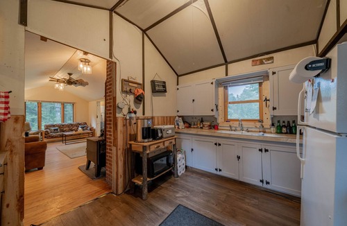 Glidden Cabin | Middle of nowhere river retreat!