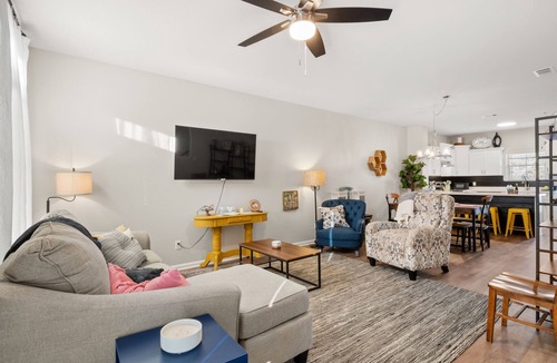 Lake Charles House | Midnight Moon Townhome - Near Casinos & Golf - Sleeps 8