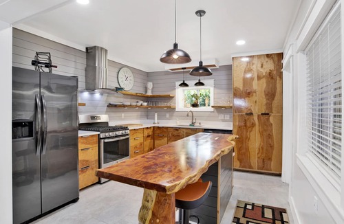 Fairhope House | Midtown Mid-Century Modern, FREE golfcart. Close to downtown, 4BRs, 2baths.