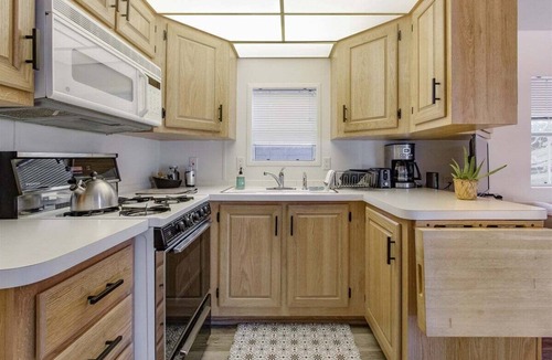Packwood Cabin | Minimalist Hideaway | WiFi, BBQ, Smart TV