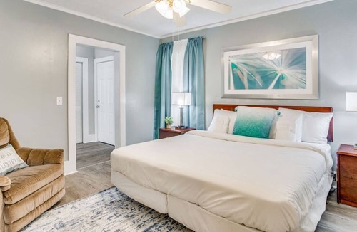 Warrington House | Mins to Downtown, Beach & NAS- Cast Away on Wilson