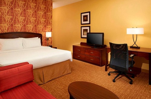 West Dundee Resort | Minutes Away from Elgin History Museum! Pool, FREE Parking, Pets Allowed!