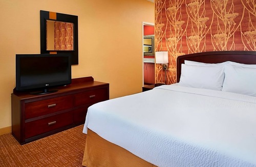 West Dundee Resort | Minutes Away from Elgin History Museum! Pool, FREE Parking, Pets Allowed!