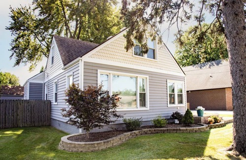 Roseville House | minutes away from Lake St. Clair parking for boats/trailers weekly/monthly rates