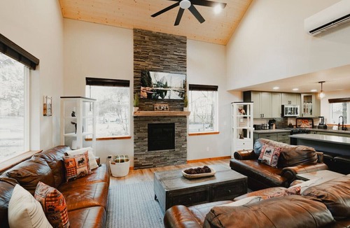 Paradise Estates Cabin | Mischievous Moose Lodge-Mt Rainier-Sauna-HotTub-EV