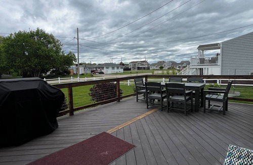 Misquamicut Apartment | Misquamicut Beach Bungalow - 2 bedroom apartment with WiFi, A/C