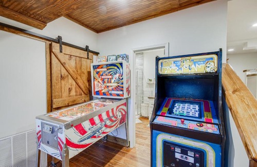 Tougaloo House | Mississippi Retreat w/Hot Tub, Deck & Lake Views!