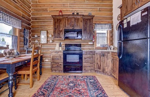 Alton Cabin | MJ's Cabin Located on a Hill Top Near Zion and Bryce Canyon. Pet Friendly.