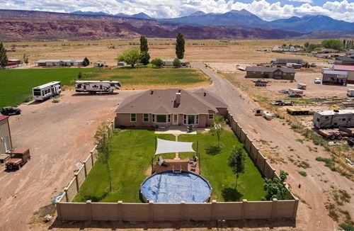 Moab South Valley House | MO'ABventures Canyonlands National Park 9 beds 6 bath .7 acre Parking UTV'S