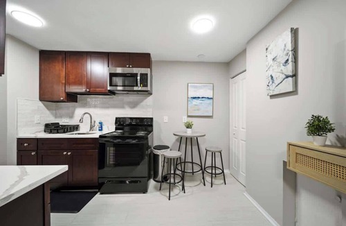 Hazel Park Apartment | Modern 1BD Apartment Near Ferndale