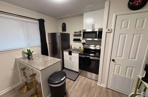 Fondren Apartment | Modern 1BR Retreat near UMMC, Veteran’s Memorial Stadium & Local Dining