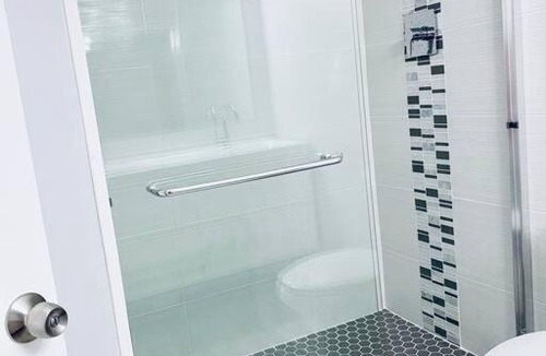 North Miami Beach Apartment | MODERN 2BR 2BA CONDO near AVENTURA! Wi-Fi! Parking