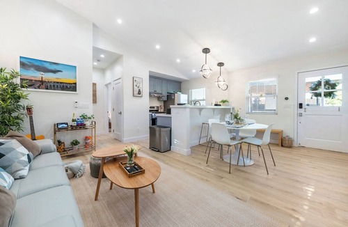 Mid Central House | Modern 2BR Pasadena Guesthouse w/King Bed & Outdoor Kitchen & AC