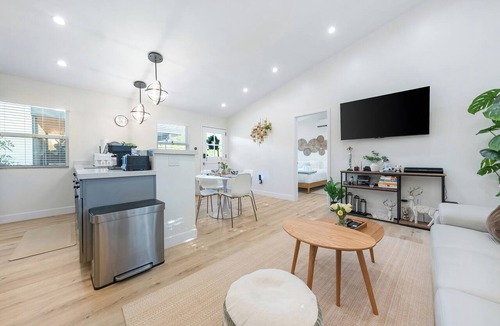 Mid Central House | Modern 2BR Pasadena Guesthouse w/King Bed & Outdoor Kitchen & AC
