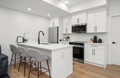 Killarney House | Modern 2BR Suite | Walk to Ctrain | Near Downtown