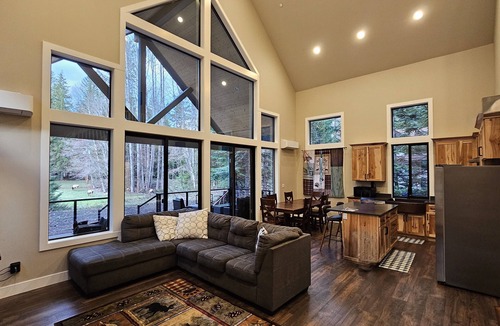 Enumclaw Cabin | Modern 3-bedroom cabin near Crystal and Mt Rainier
