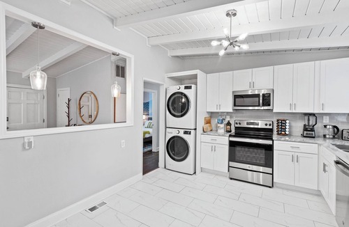 Chamblee House | Modern 3Bd 2Ba Firepit-Sleeps 8 King Bed.