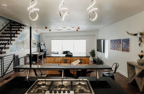 Deep Ellum Condo | Modern 3BR Condo with Rooftop View Near Deep Ellum & Fair Park