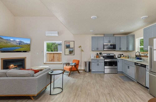 Paradise Estates Cabin | Modern 3BR Mountain Cabin Near Mt. Rainier: Hot Tub, Firepit, Family-Friendly