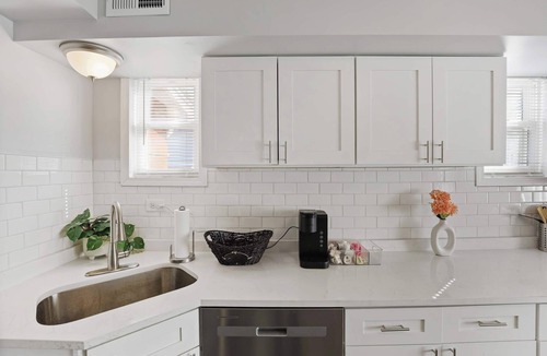Russell House | Modern 4BD 2BA Home Near Downtown Metra