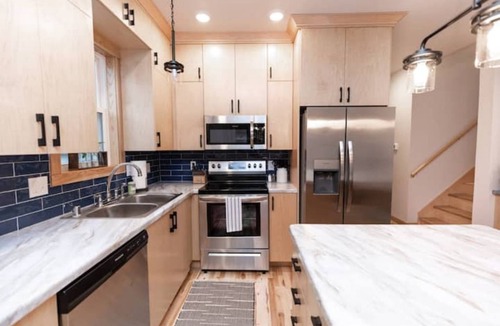 Appleton House | Modern 4BR 3BA steps from downtown