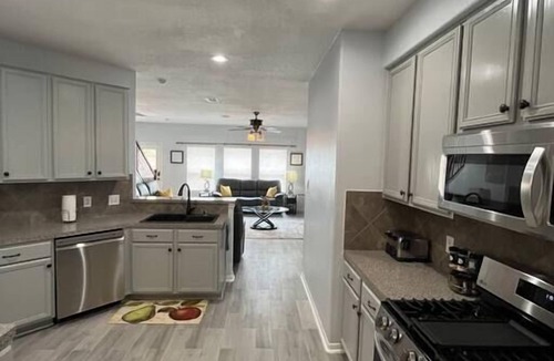 Spring House | Modern 5 Bedroom, 3 Full bathroom, + PlayStation.