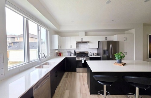 Southwest Edmonton House | Modern 5BR Executive Home with Private Gym Space | Sleeps 10 | SW Edmonton