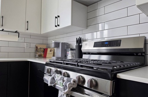 Southwest Edmonton House | Modern 5BR Executive Home with Private Gym Space | Sleeps 10 | SW Edmonton