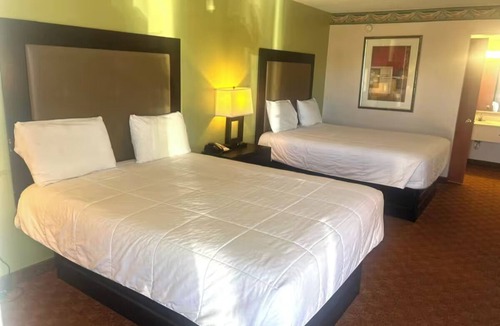 Whitesboro Hotel | Modern and Relaxing 2 Queen Beds Near Lake Dealey - Explore Whitesboro Easily