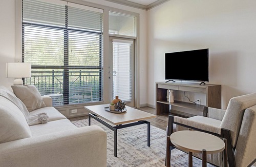 Garland Apartment | Modern Apartment in Prime Location (ID8307X00)