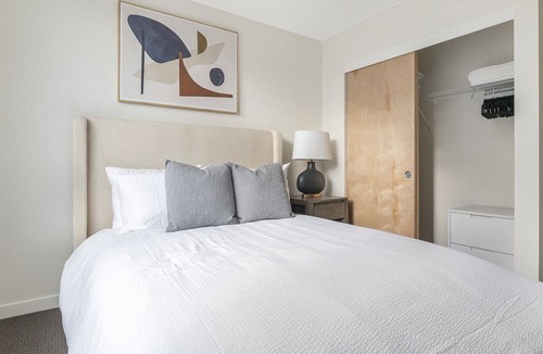 Gresham Apartment | Modern Apartment in Prime Location (ID1235X315)