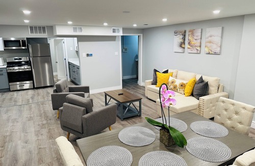 West Ridge Apartment | Modern Apartment on Devon Street - Little India