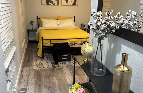 Pine Hills Apartment | -Modern attached en-suite -shared pool -Orlando