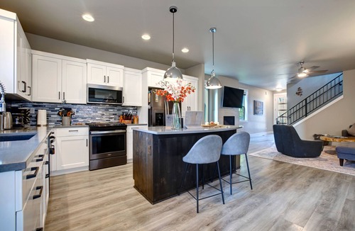Southern Crossing House | Modern Bend Vacation Home, Old Mill, HOT TUB!