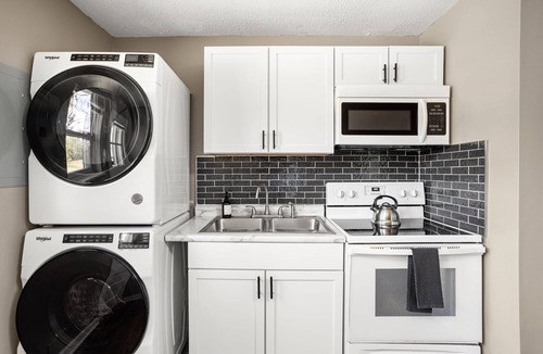 Wayne House | Modern Boho Villas 10 min Airpt./Speedway