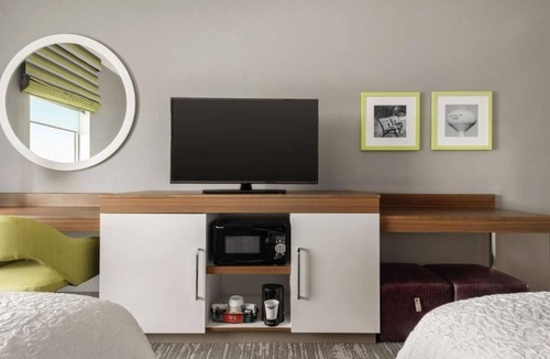 Brooklyn Park Hotel | Modern Brooklyn Park Stay with Pool & Complimentary Breakfast l 2 Rooms