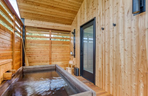 Stevenson Cabin | Modern cabin, geothermal hot tub, indoor steam sauna, great deck & river view