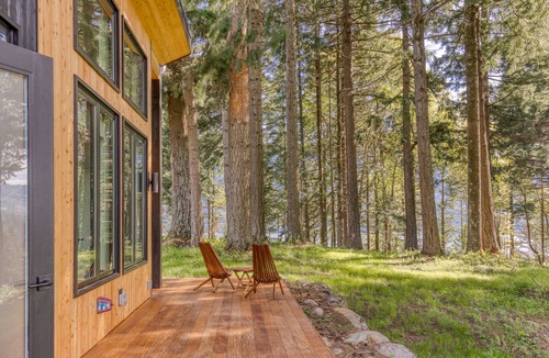 Stevenson Cabin | Modern cabin, geothermal hot tub, indoor steam sauna, great deck & river view