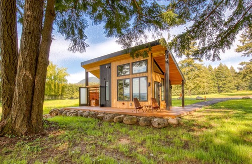 Stevenson Cabin | Modern cabin, geothermal hot tub, indoor steam sauna, great deck & river view