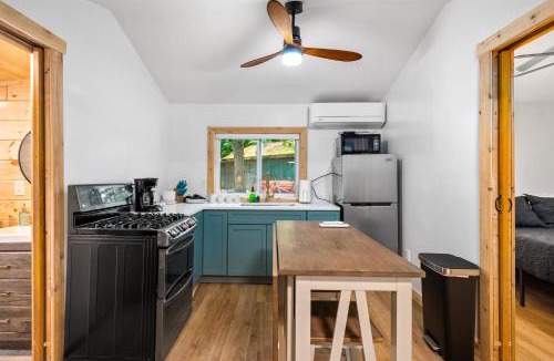 Mayfield House | Modern Cabin Retreat l Arbutus Lake l Close to TC!