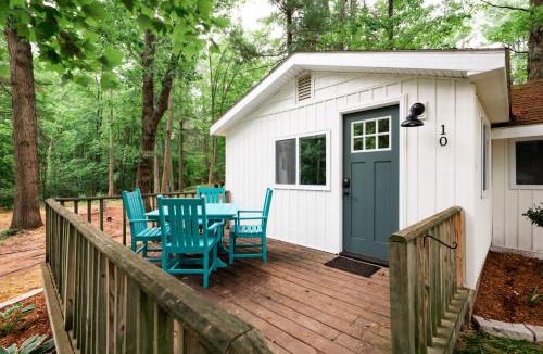 Mayfield House | Modern Cabin Retreat l Arbutus Lake l Close to TC!