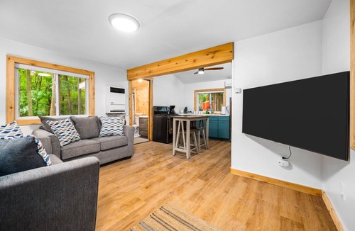 Mayfield Cabin | Modern Cabin Retreat l Arbutus Lake l Close to TC!