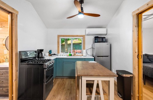 Mayfield Cabin | Modern Cabin Retreat l Arbutus Lake l Close to TC!
