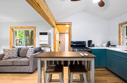 Mayfield Cabin | Modern Cabin Retreat l Arbutus Lake l Close to TC!