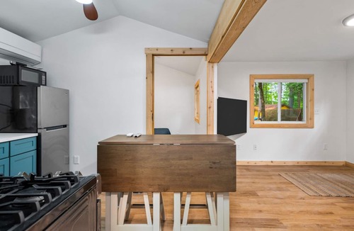 Mayfield Cabin | Modern Cabin Retreat l Arbutus Lake l Close to TC!