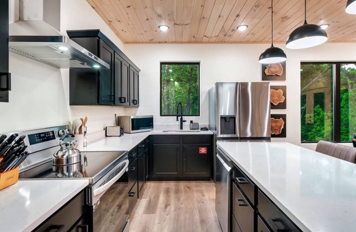 Sevierville Cabin | Modern Cabin, Sleeps 10・Indoor Pool・Hot Tub・Games