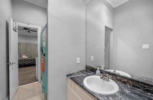 Neartown Apartment | Modern & Chic Montrose Studio - Prime Location & Free Parking